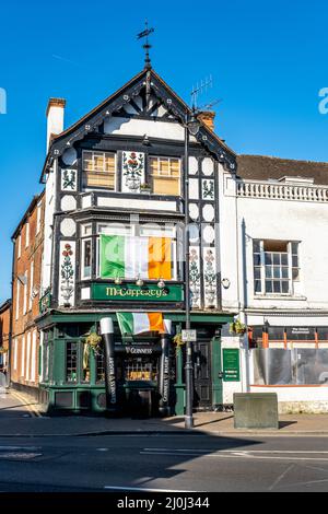 Epsom Surrey London, 19 2022. März, traditioneller McCaffertys Irish Pub zum St. Patricks Day Stockfoto