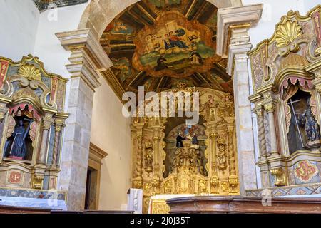 Golden geschmückter Altar einer brasilianischen historischen Kirche aus dem 18.. Jahrhundert in barocker Architektur Stockfoto