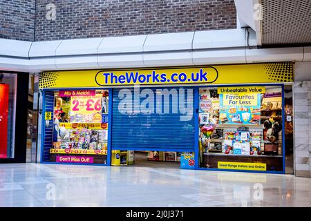 Epsom Surrey London, UK, März 19 2022,The Works Retail Art and Crafts Shop Stockfoto
