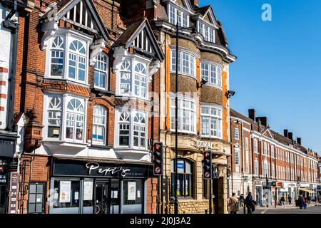Epsom Surrey London, Großbritannien, März 19 2022, traditionelle Surrey High Street mit Einer Reihe von alten Gebäuden Stockfoto