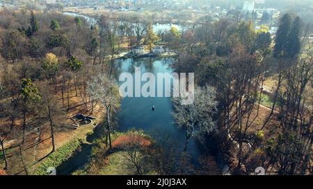 Arial Drohne Flug über See im Park an sonnigen Herbsttag Stockfoto