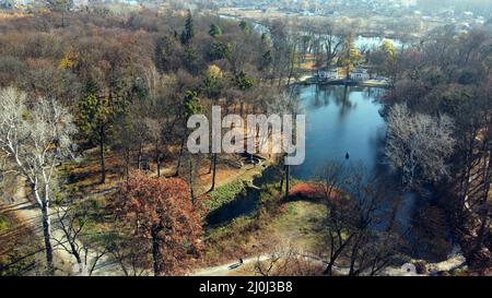 Arial Drohne Flug über See im Park an sonnigen Herbsttag Stockfoto