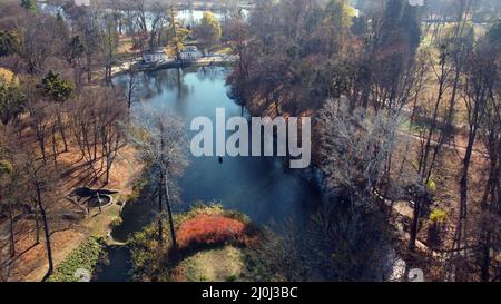 Arial Drohne Flug über See im Park an sonnigen Herbsttag Stockfoto