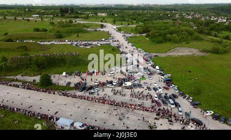 Ziehen Sie das Recing. Automobilwettbewerb. Viele Menschen Autos. Draufsicht. Stockfoto