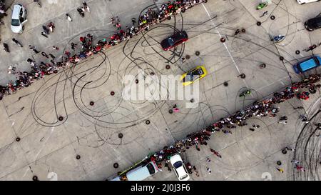 Ziehen Sie das Recing. Automobilwettbewerb. Viele Menschen Autos. Draufsicht. Stockfoto