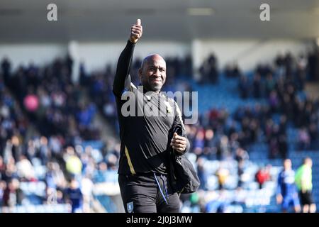 GILLINGHAM, GROSSBRITANNIEN. MÄR 19. Darren Moore, Sheffield Mittwoch-Manager kommt auf den Platz während des Sky Bet League 1-Spiels zwischen Gillingham und Sheffield Mittwoch im MEMS Priestfield Stadium, Gillingham am Samstag, 19.. März 2022. (Kredit: Tom West | MI News) Kredit: MI Nachrichten & Sport /Alamy Live News Stockfoto