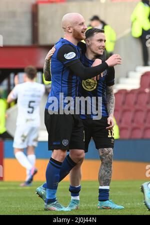 Tynecastle Park Edinburgh.Schottland Großbritannien. 19.. März 22 Heart of Midlothian gegen Livingston Cinch Premiership-Spiel. Hearts' Liam Boyce feiert mit Torschütze Barrie McKay (18) nach seinem ersten Tor für den Verein beim Sieg 2-0 über Livingston . Kredit: eric mccowat/Alamy Live Nachrichten Stockfoto