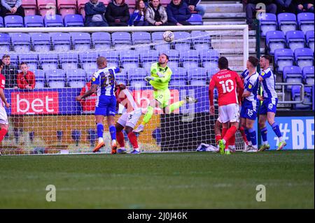 WIGAN, GROSSBRITANNIEN. MÄR 19. Trevor Carson vom Morecambe FC rettet sich am Samstag, dem 19.. März 2022, im Spiel der Sky Bet League 1 zwischen Wigan Athletic und Morecambe im DW Stadium in Wigan. (Kredit: Ian Charles | MI News) Kredit: MI News & Sport /Alamy Live News Stockfoto