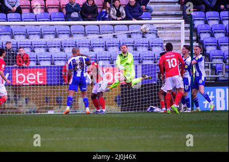 WIGAN, GROSSBRITANNIEN. MÄR 19. Trevor Carson vom Morecambe FC rettet sich am Samstag, dem 19.. März 2022, im Spiel der Sky Bet League 1 zwischen Wigan Athletic und Morecambe im DW Stadium in Wigan. (Kredit: Ian Charles | MI News) Kredit: MI News & Sport /Alamy Live News Stockfoto