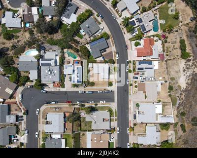 Luftaufnahme einer kleinen Straße mit Mittelklassehäusern in Mission City in San Diego Stockfoto