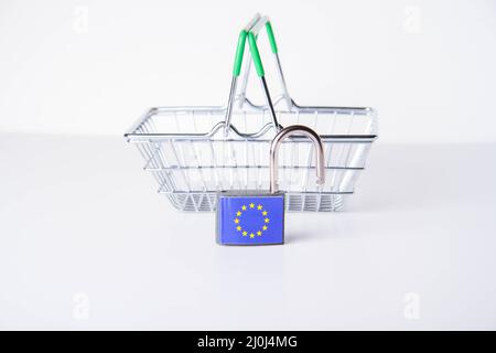 EU-Sanktionen. Geschlossenes Vorhängeschloss mit EU-Flagge. Stornierung von Lieferungen von Produkten aus der Europäischen Union. Sanktionskorb. Lieferung wird geschlossen Stockfoto