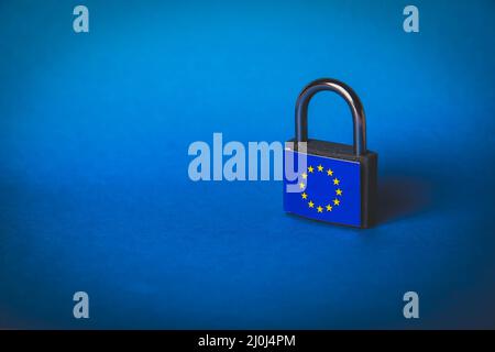 EU-Sanktionen. Geschlossenes Vorhängeschloss mit EU-Flagge. Stornierung von Lieferungen von Produkten aus der Europäischen Union. Sanktionskorb. Lieferung wird geschlossen Stockfoto