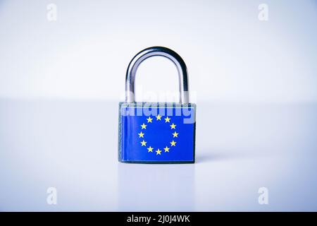EU-Sanktionen. Geschlossenes Vorhängeschloss mit EU-Flagge. Stornierung von Lieferungen von Produkten aus der Europäischen Union. Sanktionskorb. Lieferung wird geschlossen Stockfoto