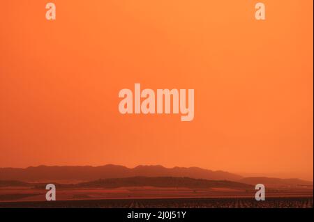 Details von Bergen und Himmel, die in Dunst oder sahara-Staub getaucht sind Stockfoto