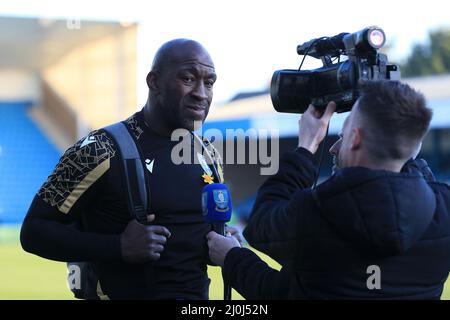 Gillingham, Großbritannien. 19. März 2022. Darren Moore Manager von Sheffield Wednesday macht ein Stück zur Kamera in Vollzeit. In Gillingham, Großbritannien am 3/19/2022. (Foto von Carlton Myrie/News Images/Sipa USA) Quelle: SIPA USA/Alamy Live News Stockfoto