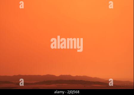 Details von Bergen und Himmel, die in Dunst oder sahara-Staub getaucht sind Stockfoto