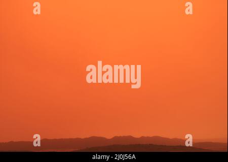 Details von Bergen und Himmel, die in Dunst oder sahara-Staub getaucht sind Stockfoto