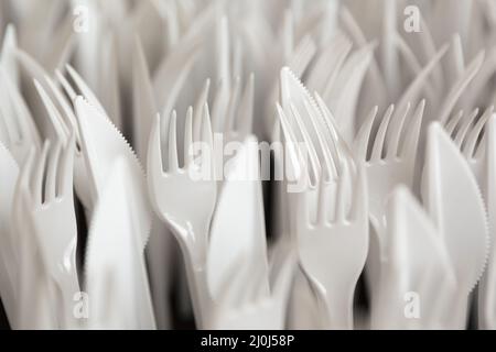 Gabeln und Messer aus weißem Kunststoff Stockfoto