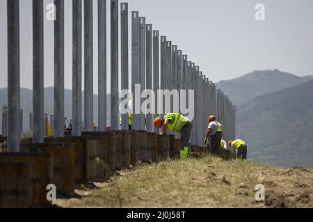 Arbeiter Sonnenkollektoren Installation Stockfoto