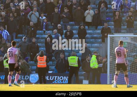 Gillingham, Großbritannien. 19. März 2022. Sheffield Wednesday Fans zeigen ihren Unmut bei der Vorstellung. In Gillingham, Großbritannien am 3/19/2022. (Foto von Carlton Myrie/News Images/Sipa USA) Quelle: SIPA USA/Alamy Live News Stockfoto