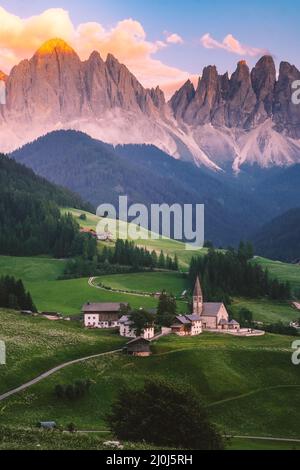 Paare im Urlaub in den italienischen Dolomiten, Dorf Santa Magdalena mit magischen Dolomiten im Herbst, Val di Funes val Stockfoto
