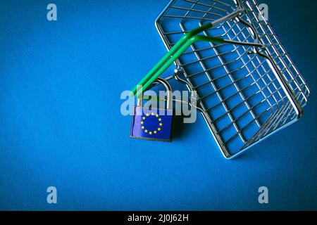 EU-Sanktionen. Geschlossenes Vorhängeschloss mit EU-Flagge. Stornierung von Lieferungen von Produkten aus der Europäischen Union. Sanktionskorb. Lieferung wird geschlossen Stockfoto