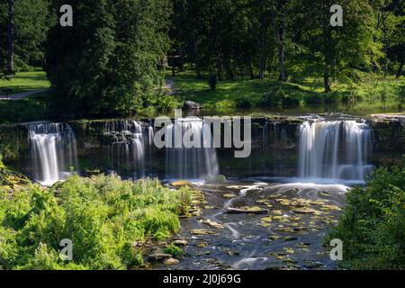 Idyllische Flusslandschaft im Wald mit Wasserfall Stockfoto