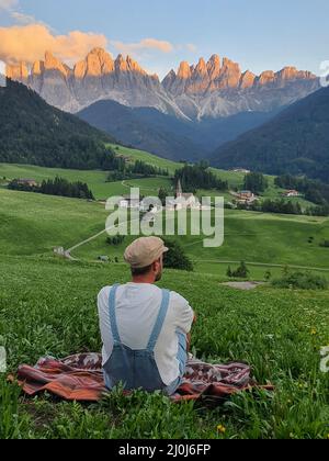 Italienische Dolomiten,Dorf Santa Magdalena mit zauberhaften Dolomiten-Bergen im Herbst, Val di Funes, Trentino-Südtirol r Stockfoto