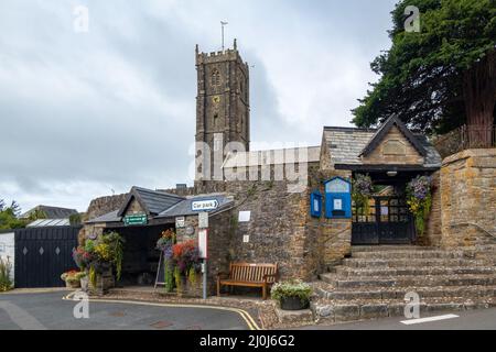 BERRYNARBOR, DEVON, Großbritannien - 17. AUGUST: Blick auf die Peters-Kirche in Berrynarbor in Devon am 17. August 2021 Stockfoto