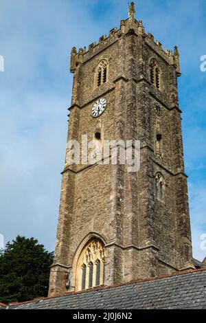 BERRYNARBOR, DEVON, Großbritannien - 17. AUGUST: Blick auf die Peters-Kirche in Berrynarbor in Devon am 17. August 2021 Stockfoto