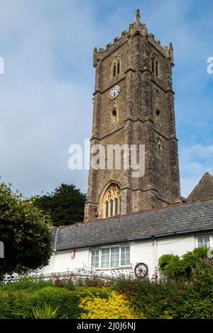 BERRYNARBOR, DEVON, Großbritannien - 17. AUGUST: Blick auf die Peters-Kirche in Berrynarbor in Devon am 17. August 2021 Stockfoto