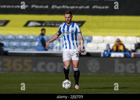 Huddersfield, Großbritannien. 19. März 2022. Tom Lees #32 von Huddersfield Town mit dem Ball in Huddersfield, Vereinigtes Königreich am 3/19/2022. (Foto von Simon Whitehead/News Images/Sipa USA) Quelle: SIPA USA/Alamy Live News Stockfoto