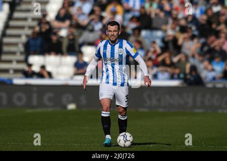 Huddersfield, Großbritannien. 19. März 2022. Harry Toffolo #3 von Huddersfield Town mit dem Ball in Huddersfield, Vereinigtes Königreich am 3/19/2022. (Foto von Simon Whitehead/News Images/Sipa USA) Quelle: SIPA USA/Alamy Live News Stockfoto