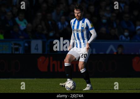 Huddersfield, Großbritannien. 19. März 2022. Ollie Turton #20 von Huddersfield Town kontrolliert den Ball in Huddersfield, Vereinigtes Königreich am 3/19/2022. (Foto von Simon Whitehead/News Images/Sipa USA) Quelle: SIPA USA/Alamy Live News Stockfoto