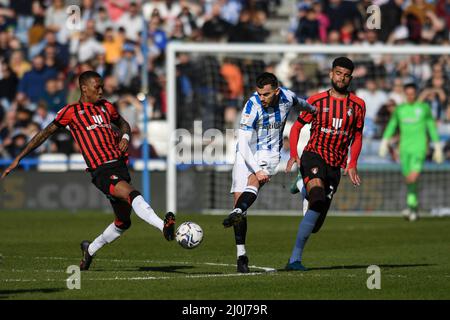 Huddersfield, Großbritannien. 19. März 2022. Danel Sinani #24 von Huddersfield Town übergibt den Ball in Huddersfield, Großbritannien am 3/19/2022. (Foto von Simon Whitehead/News Images/Sipa USA) Quelle: SIPA USA/Alamy Live News Stockfoto