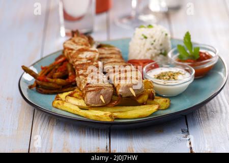 Griechische Souvlaki-Spieße mit pommes frites Stockfoto