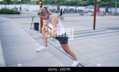 Jogginghose auf Stufen Stockfoto