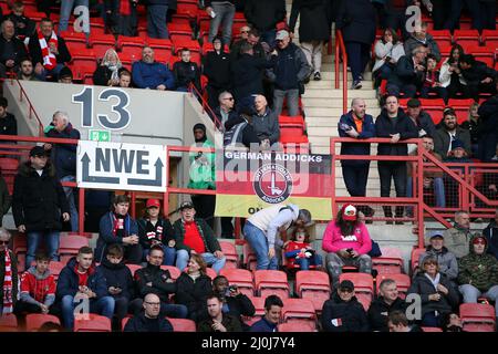 German Addicks, International Charlton Athletic Fans in den Tribünen während des Sky Bet League One Matches im The Valley, London. Bilddatum: Samstag, 19. März 2022. Stockfoto