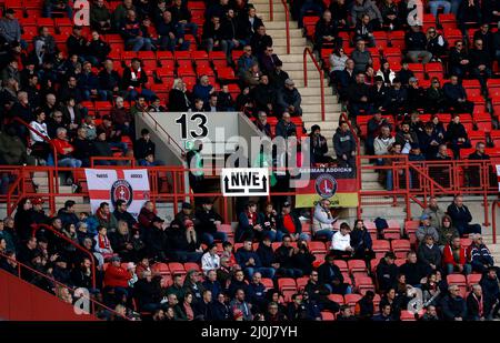 Schweizer und deutsche Addicks, International Charlton Athletic Fans auf den Tribünen während des Sky Bet League One Matches im Valley, London. Bilddatum: Samstag, 19. März 2022. Stockfoto