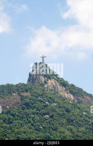 Christus der Erlöser in Rio de Janeiro, Brasilien - 25. Februar 2022: Christus der Erlöser aus dem Laranjeiras-Viertel in Rio de Janeiro. Stockfoto