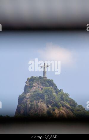 Christus der Erlöser in Rio de Janeiro, Brasilien - 25. Februar 2022: Christus der Erlöser aus dem Laranjeiras-Viertel in Rio de Janeiro. Stockfoto