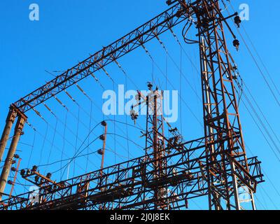 Eisenbahnnetz mit Eisenstangen und Drähten auf blauem, klarem Himmel Stockfoto