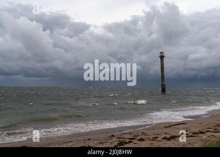 Ein Blick auf den schiefen Leuchtturm Kiipsaare auf der Insel Saaremaa im Norden Estlands Stockfoto