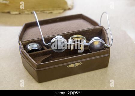 Vintage-Brille im Lederetui. Retro-Brillen Stockfoto