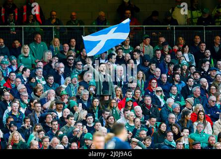 19.. März 2022 ; Aviva Stadium, Dublin, Irland; 6-Nations International Rugby, Irland gegen Schottland; Ein schottischer Unterstützer schwenkt eine Flagge Stockfoto