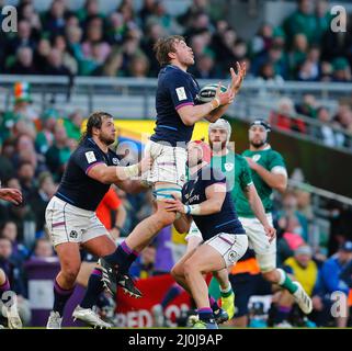 19.. März 2022 ; Aviva Stadium, Dublin, Irland; 6-Nations International Rugby, Irland gegen Schottland; Jonny Gray aus Schottland sammelt den Ball Stockfoto