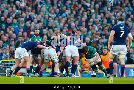 19.. März 2022 ; Aviva Stadium, Dublin, Irland; 6-Nations International Rugby, Irland gegen Schottland; Jonny Gray von Schottland bewegt das Spiel nach vorne Stockfoto