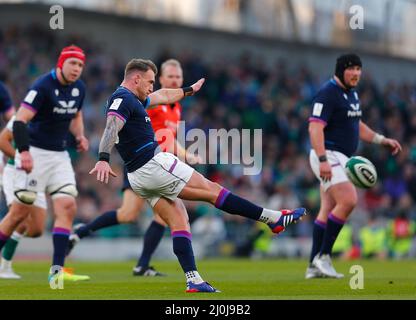 19.. März 2022 ; Aviva Stadium, Dublin, Irland; 6-Nations International Rugby, Irland gegen Schottland; Stuart Hogg aus Schottland spielt den Ball Stockfoto