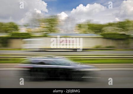 Lange Exposition des fahrenden Busses auf der Autobahn A2, Kamen, Ruhrgebiet, Deutschland, Europa Stockfoto