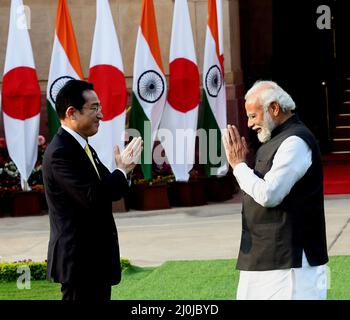 Neu-Delhi, Indien. 19. März 2022. Der indische Premierminister Narendra Modi (R) begrüßt am 19. März 2022 den japanischen Premierminister Fumio Kishida in Neu-Delhi, Indien. Japan wird in den nächsten fünf Jahren 42 Milliarden US-Dollar in Indien investieren, teilte der indische Premierminister Narendra Modi am Samstag mit, begleitet von einem Besuch des japanischen Premierministers Fumio Kishida. Quelle: Partha Sarkar/Xinhua/Alamy Live News Stockfoto